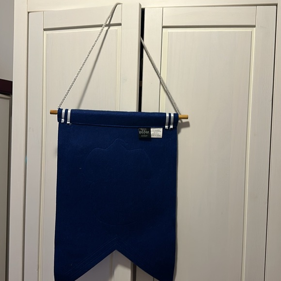 The Wizarding World of Harry Potter Ravenclaw House Banner - Picture 4 of 6